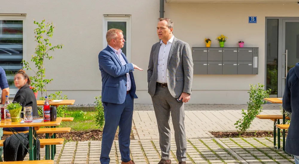 Mieterfest in Kaufering (von links) OH-Geschäftsführer Jan Termin mit Landrat Thomas Eichinger (Foto: Frederic Blattl)
